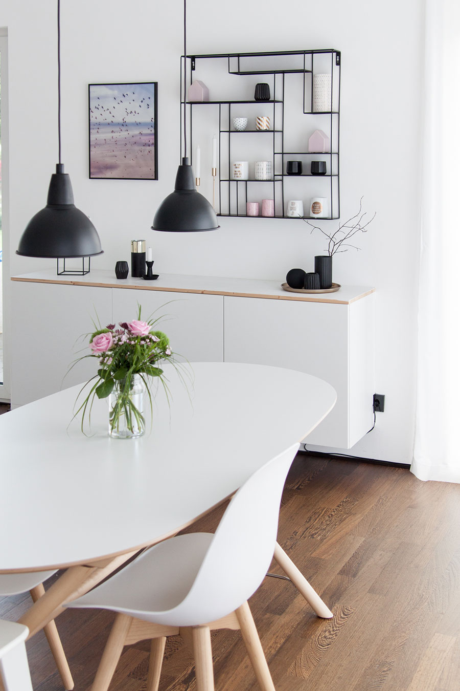 Weißes Sideboard und weißer Esstisch von Ikea